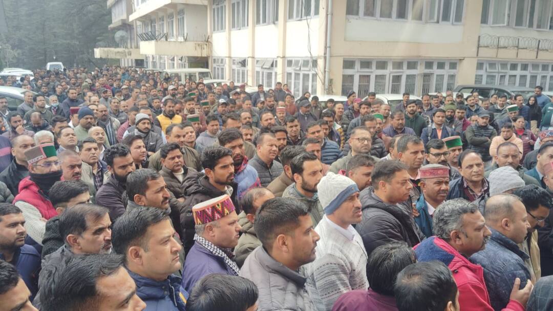 Himachal Electricity Board employees boycotted work for two hours ann बिजली बोर्ड कर्मचारियों ने दो घंटे किया काम का बहिष्कार, इस दिन सामूहिक अवकाश की भी चेतावनी