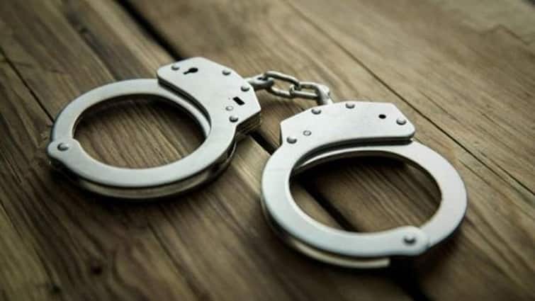 Tanjore drunk man who ran into a private hospital arrested tnn கேண்டீன் திறக்கமாட்டீர்களா..? குடிபோதையில் மருத்துவமனையில் இளைஞர் ரகளை
