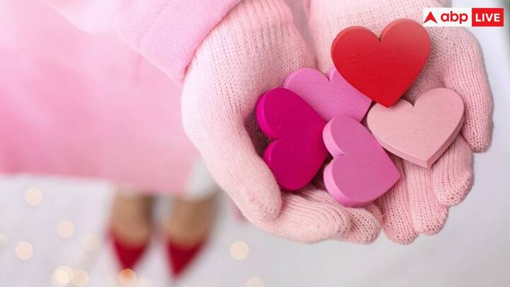 डार्क चॉकलेट: डार्क चॉकलेट सेहत के लिए अच्छा होता है इसके साथ-साथ पार्टनर के चेहरे पर मुस्कान ला सकती है, बल्कि इसमें मौजूद फ्लेवोनॉइड्स, एंटीऑक्सिडेंट्स का एक प्रकार दो दिल की बीमारी को कंट्रोल करने के साथ-साथ ब्लड प्रेशर को कंट्रोल करने में मदद करते हैं. इसके अलावा डार्क चॉकलेट तनाव को कम करने और मूड स्वींग को ठीक रखने में मदद करता है.