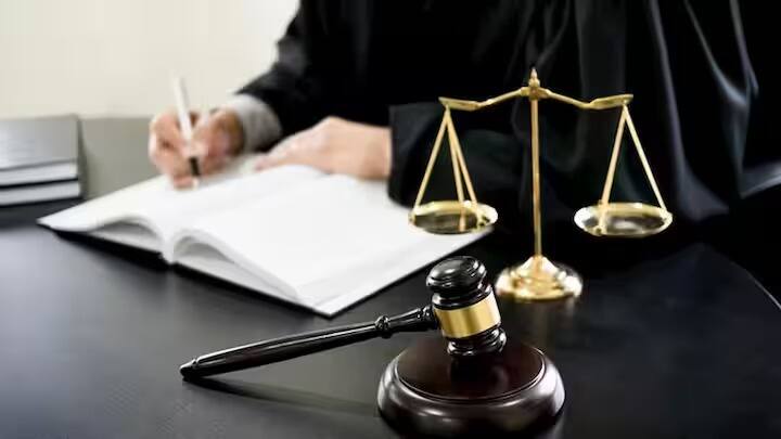 ভারতে উপভোক্তাদেরও নিজস্ব অধিকার দেওয়া হয়েছে, যা তাদের স্বার্থ রক্ষায় সাহায্য় করে। অনেক সময় কিছু কেনার পর উপভোক্তারা বুঝতে পারেন যে, তারা যে জিনিসটি কিনেছেন, তা সঠিক নয়, তারা প্রতারিত হয়েছেন। এরপরই কী করবেন ভেবে উঠতে পারেন না অনেকেই।