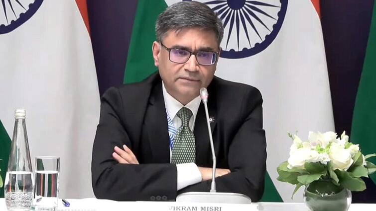 MEA Vikram Misri says India registered concerns with US on Nationals deportation issue PM Modi Donald Trump 'अमेरिकी अधिकारियों से करेंगे बात', अप्रवासियों संग बुरे बर्ताव पर क्या बोला विदेश मंत्रालय?