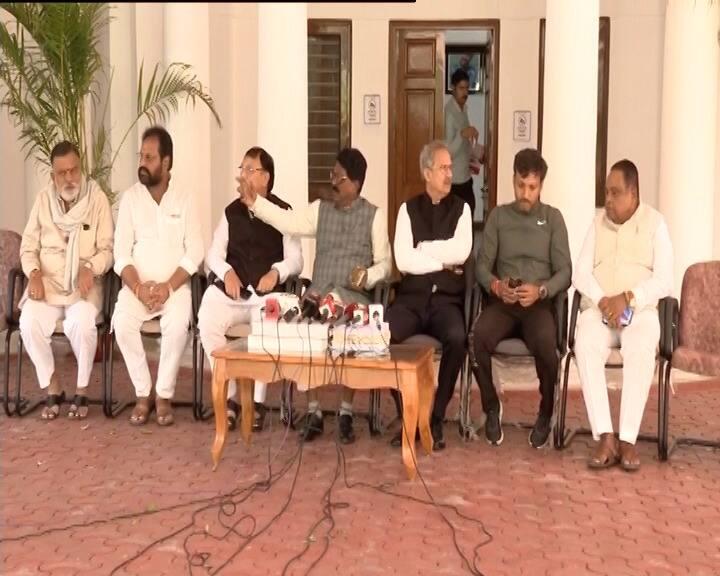 सध्या ठाकरेंचे 9 खासदार लोकसभेत आहेत. त्यापैकी 6 खासदार शिंदे गटात दाखल होऊ शकतात असं समजतंय. विधानसभा निवडणुकीतील दारूण पराभवानंतर ठाकरे गटात मोठी अस्वस्थता आहे. अनेकांना त्यांच्या राजकीय भवितव्याची चिंता लागली आहे. त्यामुळे ठाकरेंचे 6 खासदार शिवसेना शिंदे गटात जाणार असल्याचं सांगितलं जात होतं. मात्र या चर्चांना ठाकरेंच्या सर्व खासदारांनी एकत्र पत्रकार परिषद घेत पूर्णविराम दिला.