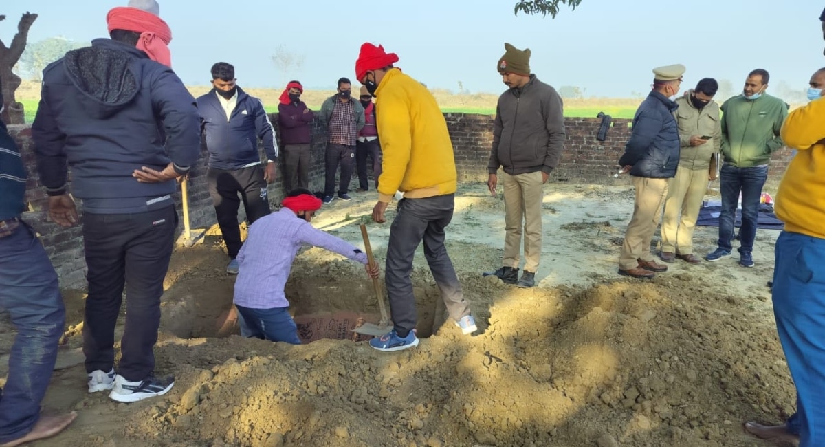 बस्ती: महिला की संदिग्ध परिस्थितियों में मौत के मामले में जांच शुरू,  कब्र से निकाला शव