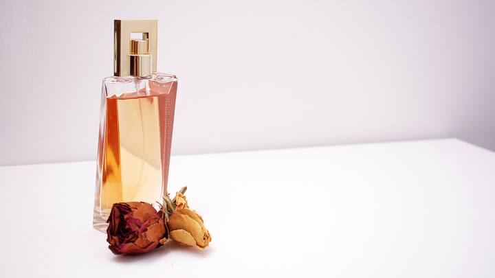 Rose Perfume: Rose-scented perfumes are luxurious and romantic, keeping the scent of love lingering. Best of all, it creates eternal memories. (Image Source: Canva)
