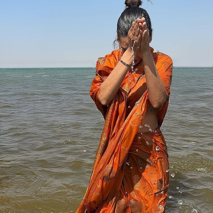 Isha Gupta - Bollywood actress Esha Gupta also recently attended Mahakumbh. During this time, the actress was also seen wearing an orange color saree and bathing in the Ganges.