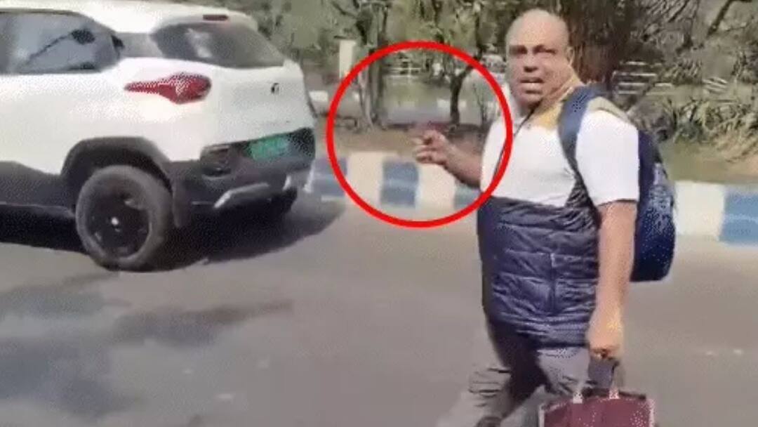 सुट्टी मिळाली नाही, शिक्षण विभागातील सरकारी कर्मचाऱ्याने चौघा सहकाऱ्यांना भोकसले; रक्ताने माखलेला चाकू हातात घेत थेट रस्त्यावर, व्हिडिओ व्हायरल A government employee attacked four colleagues with a knife in Kolkata West Bengal after not getting leave सुट्टी मिळाली नाही, शिक्षण विभागातील सरकारी कर्मचाऱ्याने चौघा सहकाऱ्यांना भोकसले; रक्ताने माखलेला चाकू हातात घेत थेट रस्त्यावर, व्हिडिओ व्हायरल