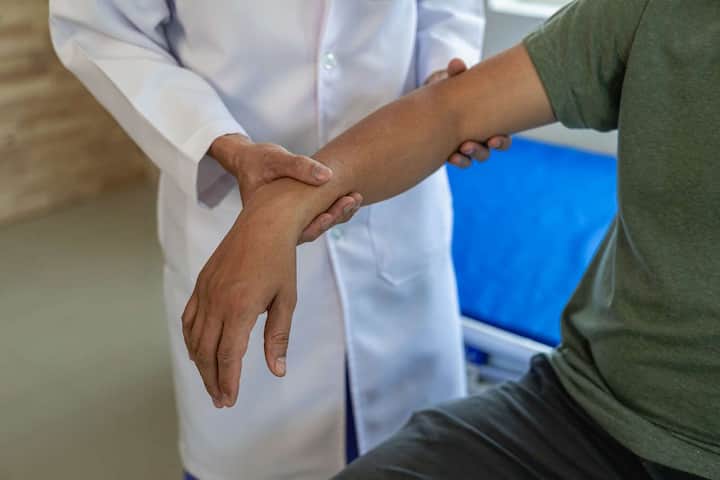 पुण्यासह राज्यात गुलेन बॅरी सिंड्रोम (Guillain Barre Syndrome)ची रूग्णसंख्या मोठ्या प्रमाणावर वाढताना दिसत आहे.