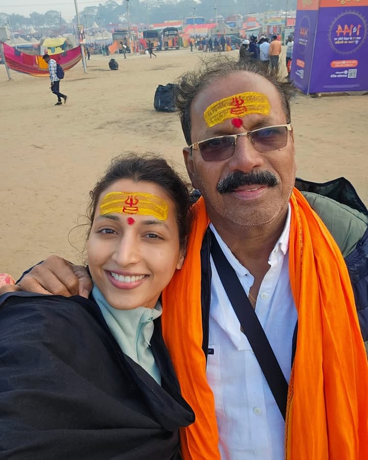 Srinidhi arrived at Mahakumbh with her father. The actress has shared many pictures on Instagram. In which she is posing at different places in Kumbh.