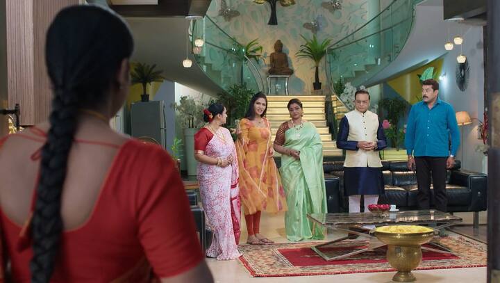 శివ నారయణ ఇంటికి దీప వెళ్తుంది. దీంతో అక్కడే ఆగు లోపలికి రావొద్దు. నిన్ను కొన్ని ప్రశ్నలు అడగాలి అంటూ శివనారాయణ ఆపుతాడు. (Image Credit: Disney Plus Hotstar/ Star Maa)