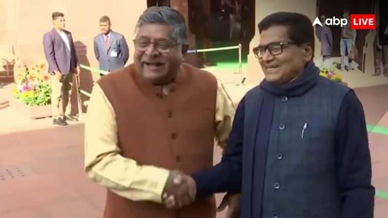 Ravi Shankar Prasad and Ram gopal Yadav shares light hearted conversation at Parliament Budget Session: अखिलेश के चाचा से हाथ मिलाकर बोले रविशंकर प्रसाद, 'गिरफ्तार भी मैं करूंगा, बेल भी मैं ही कराऊंगा'