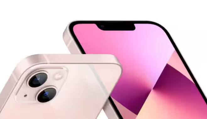 Apple iPhone ਦੇਸ਼ ਭਰ ਵਿੱਚ ਬਹੁਤ ਪਸੰਦ ਕੀਤਾ ਜਾਂਦਾ ਹੈ। ਇਹ ਫ਼ੋਨ ਇੱਕ ਸਟੇਟਸ ਸਿੰਬਲ ਹੋ ਗਿਆ ਹੈ। ਹਾਲਾਂਕਿ, ਇਸ ਦੀ ਕੀਮਤ ਜ਼ਿਆਦਾ ਹੋਣ ਕਰਕੇ ਕਈ ਵਾਰ ਲੋਕ ਇਸ ਨੂੰ ਖਰੀਦ ਨਹੀਂ ਪਾਉਂਦੇ ਹਨ। ਪਰ ਅੱਜ ਅਸੀਂ ਤੁਹਾਨੂੰ ਇੱਕ ਵਧੀਆ ਆਫਰ ਬਾਰੇ ਦੱਸਣ ਜਾ ਰਹੇ ਹਾਂ ਜਿਸ ਦੀ ਮਦਦ ਨਾਲ ਤੁਸੀਂ iPhone 13 ਨੂੰ ਬਹੁਤ ਸਸਤੀ ਕੀਮਤ 'ਚ ਖਰੀਦ ਸਕਦੇ ਹੋ। ਦਰਅਸਲ, Apple iPhone 13 ਇਸ ਵੇਲੇ ਐਮਾਜ਼ਾਨ 'ਤੇ ਆਪਣੀ ਲਾਂਚ ਕੀਮਤ ਨਾਲੋਂ 36,491 ਰੁਪਏ ਸਸਤਾ ਮਿਲ ਰਿਹਾ ਹੈ। ਇਹ ਡੀਲ ਉਨ੍ਹਾਂ ਲੋਕਾਂ ਲਈ ਬਹੁਤ ਵਧੀਆ ਹੈ ਜੋ ਕਿਫਾਇਤੀ ਕੀਮਤ 'ਤੇ ਪ੍ਰੀਮੀਅਮ ਸਮਾਰਟਫੋਨ ਖਰੀਦਣਾ ਚਾਹੁੰਦੇ ਹਨ। ਇਸ ਦੇ ਨਾਲ ਹੀ, ਐਕਸਚੇਂਜ ਆਫਰ, ਬੈਂਕ ਡਿਸਕਾਊਂਟ ਅਤੇ ਨੋ-ਕਾਸਟ EMI ਵਰਗੀਆਂ ਸਹੂਲਤਾਂ ਵੀ ਉਪਲਬਧ ਹਨ।