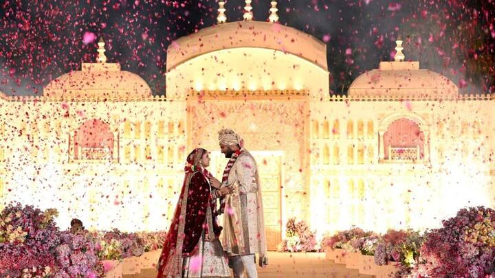 एक-दूसरे को माला पहनाते हुए जीत और दीवा.