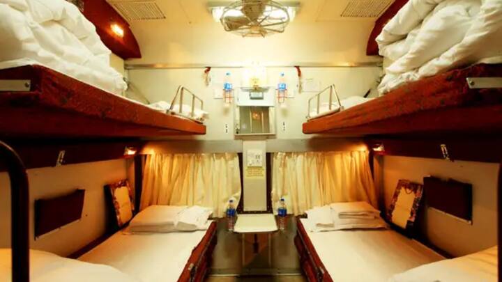 दरअसल तत्काल बुकिंग एक विशेष बुकिंग सुविधा होती है जो यात्रा के एक दिन पहले मिलती है. इसमें 1AC, 2AC, 3AC, CC जैसे एसी कोच की टाइमिंग 10 बजे शुरू होती है. तो वहीं स्लीपर और 2S की बुकिंग 11 बजे शुरू होती है.