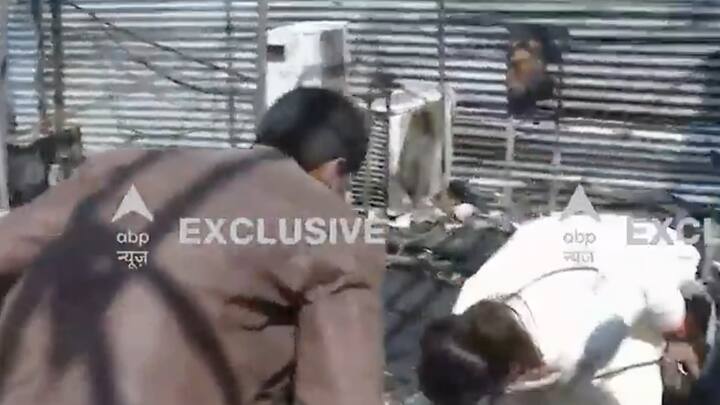 तस्वीरों में लोग आग की राख में अपना बचा हुआ सामान भी खोजते हुए नज़र आए.