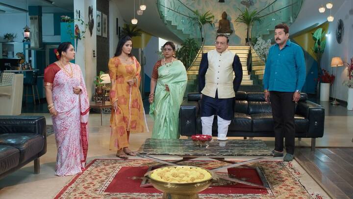 నీ కూతురు ఎలా ఉందని అడుగుతాడు. అలాగే నీ భర్త నన్ను అనరాని మాటలు అన్నాడు. ఇంటి గడప కూడా తొక్కనంటూ వెళ్లాడు. నువ్వెేలా లోపలికి వస్తావంటూ అడుగుతాడు. (Image Credit: Disney Plus Hotstar/ Star Maa)