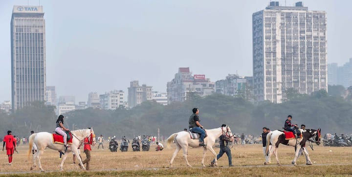 দক্ষিণবঙ্গে  ৩ থেকে ৫ ডিগ্রি সেলসিয়াস তাপমাত্রা কমেছে দক্ষিণবঙ্গের সব জেলাতেই । কাল আরও একটু কমতে পারে তাপমাত্রা। সপ্তাহের শেষে বা উইকেন্ডে শীতের আমেজ থাকবে।