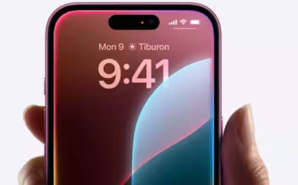 ਇਹ ਫ਼ੋਨ A15 Bionic ਚਿੱਪਸੈੱਟ ਨਾਲ ਲੈਸ ਹੈ, ਜੋ ਕਿ ਵਧੀਆ ਪਰਫਾਰਮੈਂਸ ਦਿੰਦਾ ਹੈ। ਇਸ ਨੂੰ iOS 18 ਅਪਡੇਟ ਵੀ ਮਿਲਿਆ ਹੈ, ਜਿਸ ਦੇ ਨਾਲ ਇਸ ਵਿੱਚ ਕਈ ਨਵੇਂ ਫੀਚਰ ਸ਼ਾਮਲ ਕੀਤੇ ਗਏ ਹਨ।