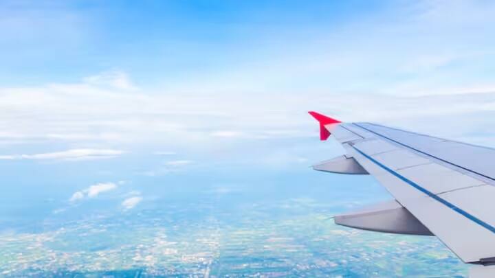 તમે બધા જાણો છો કે ફ્લાઇટમાં હેડલાઇટ હોય છે. પણ શું તમે જાણો છો કે ધૂમ્મસમાં લાઇટ વગર ફ્લાઇટ કેવી રીતે ઉતરે છે? આજે અમે તમને તેના વિશે જણાવીશું. ચાલો તમને જણાવી દઈએ કે ફ્લાઇટમાં ઘણા પ્રકારની હેડલાઇટ હોય છે, જેનો ઉપયોગ વિવિધ પ્રસંગોએ થાય છે. જોકે આકાશમાં પ્રકાશની કોઈ જરૂર નથી. ત્યાં ફ્લાઇટ્સ એર ટ્રાફિક કંટ્રોલ દ્વારા ઉડાન ભરે છે.