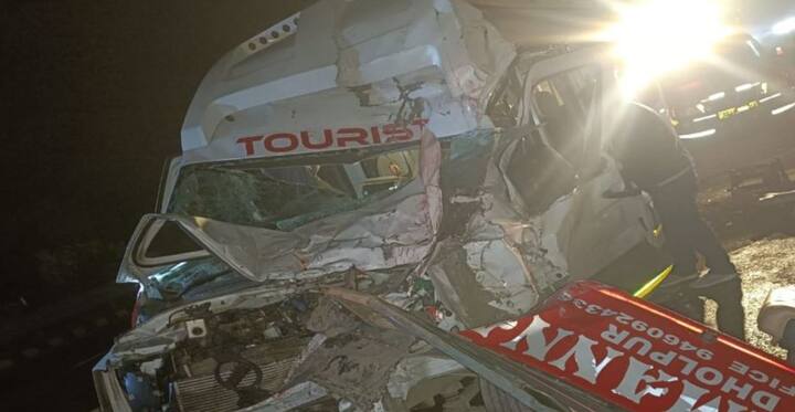 यमुना एक्सप्रेस वेवर दोन बसचा भीषण अपघात झाला आहे. यामध्ये 2 जण ठार झाले आहेत,  12 जण जखमी झाले आहेत