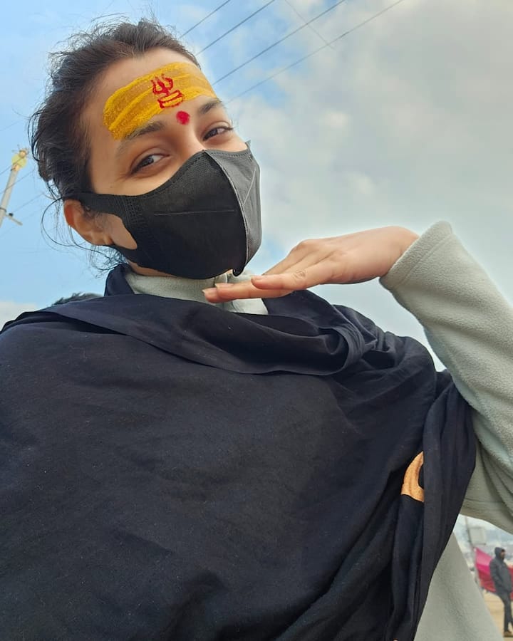 Srinidhi Shetty - The film 'KGF' fame actress Srinidhi Shetty also reached Mahakumbh. Who covered his face with a mask. The actress was seen immersed in faith by applying tilak on the forehead.