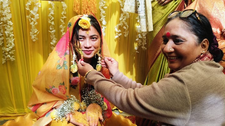 अर्चना बिष्ट की हल्दी की रस्म में उत्तराखंड विधानसभा की स्पीकर रितु खंडूरी भी शामिल हुई है. जिन्होंने कुछ तस्वीरे साझा की है.
