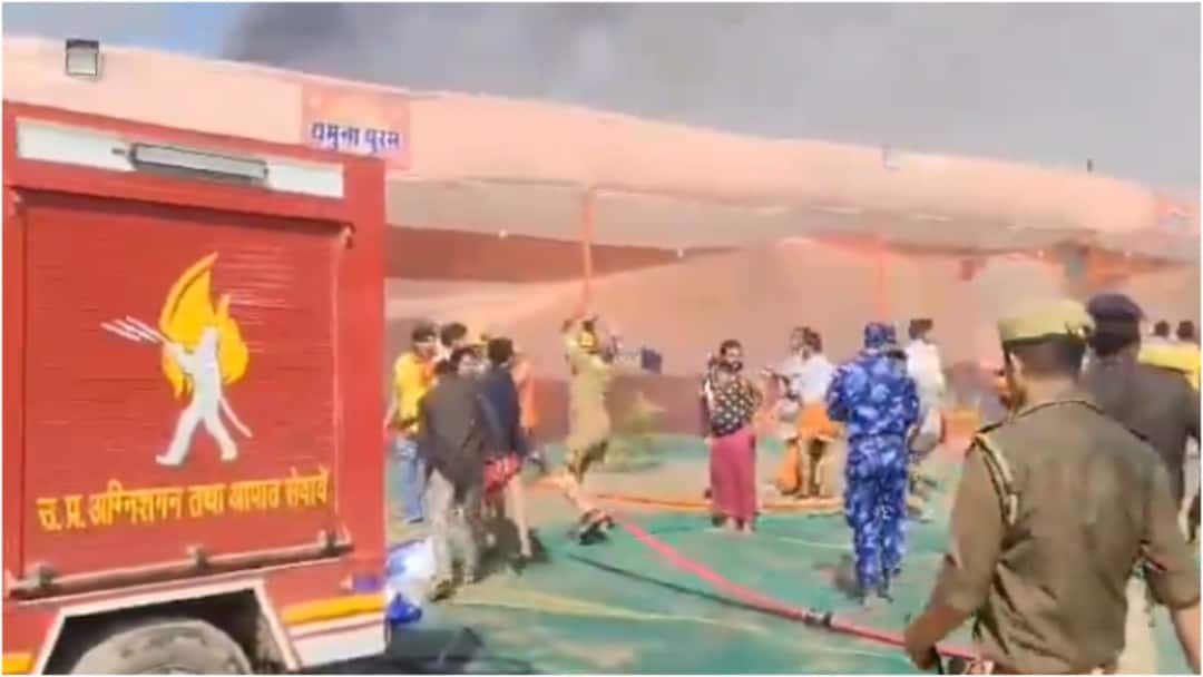 Fire Breaks Out In Maha Kumbh Sector 18 Near pontoon Bridge Fire Engines Present On Spot: Video Another Fire Breaks Out In Maha Kumbh Near Pontoon Bridge, Hariharanand Camp Gutted: Video