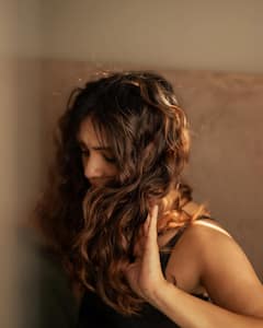 கண்ணை சுடும் கவர்ச்சியில்; படுக்கையறை புகைப்படங்களை பகிர்ந்த வாணி போஜன்!