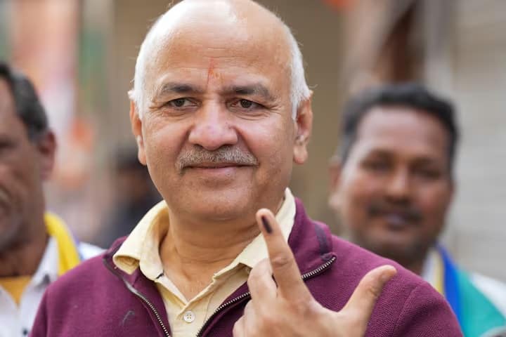 પૂર્વ નાયબ મુખ્યમંત્રી અને અરવિંદ કેજરીવાલના નજીકના સહયોગી મનીષ સિસોદિયાને જંગપુરા વિધાનસભા બેઠક પરથી હારનો સામનો કરવો પડ્યો છે. સિસોદિયા બે વાર પટપડગંજ બેઠક પરથી ધારાસભ્ય રહ્યા હતા. ૨૦૨૦ માં, તેઓ ખૂબ જ ઓછા મતોના માર્જિનથી જીત્યા. આ વખતે પાર્ટીએ તેમને જંગપુરાથી ટિકિટ આપી. હવે તેમને અહીં પણ હારનો સામનો કરવો પડ્યો છે.