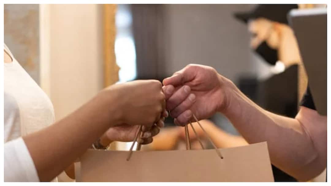 top 10 tech gifts for valentine's day Valentine Day Gifts: మీ ప్రియమైన వారికి ఈ పది టెక్‌ గిఫ్ట్స్‌ ఇచ్చి మీ ప్రేమను చాటుకోండి!