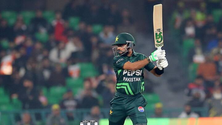 PAK vs NZ ODI Match: पाकिस्तान बनाम न्यूजीलैंड वनडे मैच में बाबर आजम ने एक बार फिर अपनी टीम की किरकिरी करवाई है. उनका शतक का इंतजार लंबा खिंचता जा रहा है.