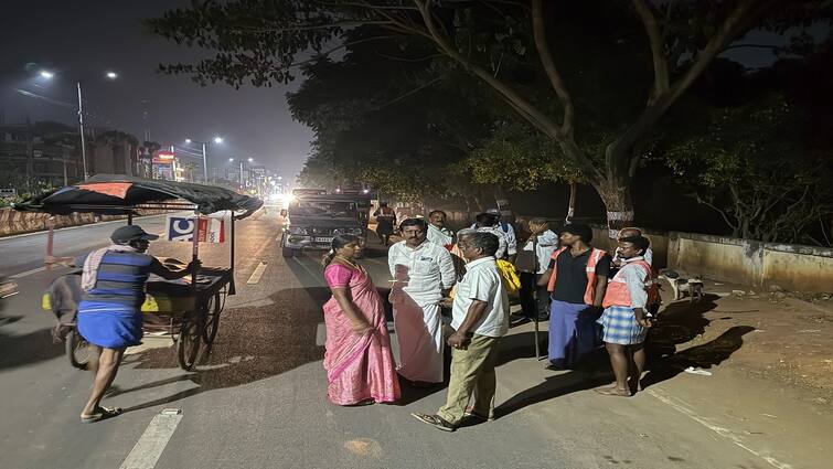 Thanjavur highways department removed road side shops tnn Thanjavur : போக்குவரத்துக்கு இடையூறாக உணவுக்கடைகள்... அதிரடியாக அகற்றிய நெடுஞ்சாலைத்துறை
