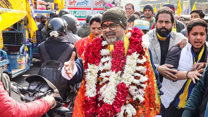 आम आदमी पार्टी के कई दिग्गज नेताओं को इस चुनाव में हार मिली है, जिसमें से एक अवध ओझा भी हैं. पार्टी ने पटपड़गंज सीट से ओझा को उम्मीदवार बनाया था, जहां उन्हें हार मिली है. ऐसे में लोग उनके 'राजा बनने' वाले बयान का खूब मजाक बना रहे हैं.