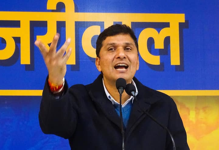 वीरेंद्र सचदेवा ने कहा कि ‘आप’ के लिए यह हार सिर्फ चुनावी हार नहीं, बल्कि उसके अस्तित्व पर भी बड़ा सवाल है. पार्टी की पूरी नींव ईमानदारी पर रखी गई थी. लेकिन अब जब उसके सबसे बड़े चेहरे ही भ्रष्टाचार के आरोप में घिरे हैं, तो जनता ने उनसे दूरी बना ली.केजरीवाल ने जेल जाने से पहले कहा था कि वह मुख्यमंत्री पद से इस्तीफा नहीं देंगे. लेकिन अब जब जनता ने उन्हें और उनकी पार्टी को खारिज कर दिया, तो ‘आप’ के लिए भविष्य अंधकार में दिख रहा है.