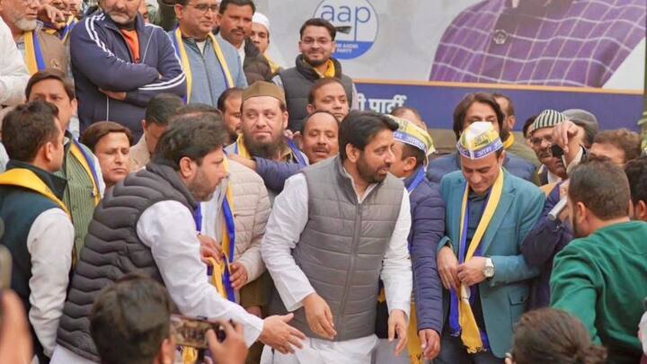 ओखला विधानसभा सीट की बात की जाए तो इस सीट पर आम आदमी पार्टी के अमानतुल्लाह खान आगे चल रहे हैं और इसी सीट पर AIMIM की शिफा उर्र रहमान 8725 वोटों से पीछे चल रही हैं.