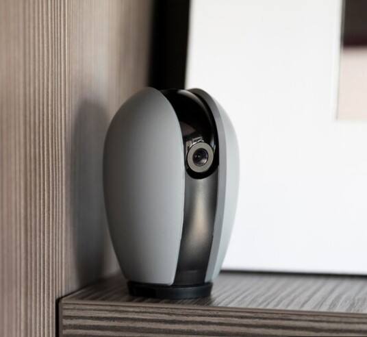 ਟੀਵੀ ਦੇ ਆਸ-ਪਾਸ ਜਾਂ ਏਸੀ ਦੇ ਵੈਂਟ ਵਿੱਚ ਕੈਮਰੇ ਲਗਾਏ ਜਾ ਸਕਦੇ ਹਨ। ਕਈ ਵਾਰੀ ਕੈਮਰੇ ਚਾਰਜਰ ਜਾਂ ਇਲੈਕਟ੍ਰੋਨਿਕ ਸੁਵਿਚ ਬੋਰਡ ਵਿੱਚ ਵੀ ਹੋ ਸਕਦੇ ਹਨ।