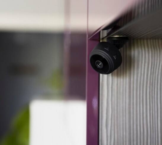 ਜੇ ਕੈਮਰਾ ਵਾਈ-ਫਾਈ ਨਾਲ ਕਨੇਕਟ ਹੈ, ਤਾਂ ਤੁਸੀਂ ਆਪਣੇ ਮੋਬਾਈਲ ਦੇ ਹੌਟਸਪੌਟ ਨਾਲ ਚੈਕ ਕਰ ਸਕਦੇ ਹੋ ਕਿ ਕੋਈ ਨਵਾਂ ਡਿਵਾਈਸ ਜੁੜਿਆ ਹੋਇਆ ਹੈ ਜਾਂ ਨਹੀਂ। 'Hidden Camera Detector' ਵਰਗੇ ਐਪਸ ਦੀ ਮਦਦ ਨਾਲ ਵੀ ਜਾਂਚ ਕੀਤੀ ਜਾ ਸਕਦੀ ਹੈ।