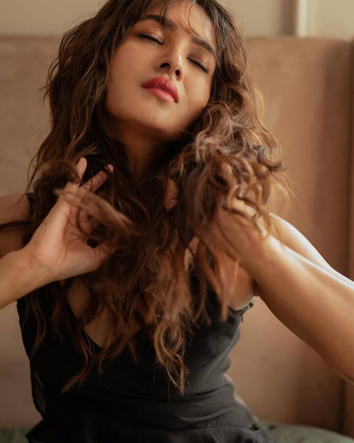 இவரது இந்த படுக்கையறை புகைப்படங்களை பார்த்த ரசிகர்கள், கண்டிப்பாக வாணி போஜன் இனிவரும் நாட்களில் கவர்ச்சி வேடங்களை தேர்வு செய்து நடிக்க வாய்ப்புள்ளதாக தெரிவித்து வருகிறார்கள்.