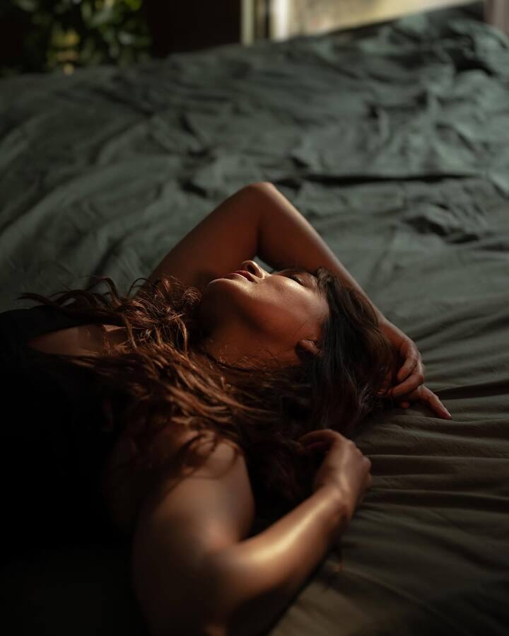 இதைத் தொடர்ந்து மாடலிங்கில் இறங்கிய வாணி போஜனுக்கு சென்னை சில்க்ஸ் நல்ல வாய்ப்பு கொடுத்தது. இதன் மூலமாக சின்னத்திரையில் நடிக்கும் வாய்ப்பு இவருக்கு கிடைத்தது. ஆரம்பத்தில் சில சீரியல்களில் குட்டி குட்டி ரோலில் நடித்தாலும், தெய்வத்திருமகள் தொடர் வாணியை சின்னத்திரை ராணியாக மாற்றியது.