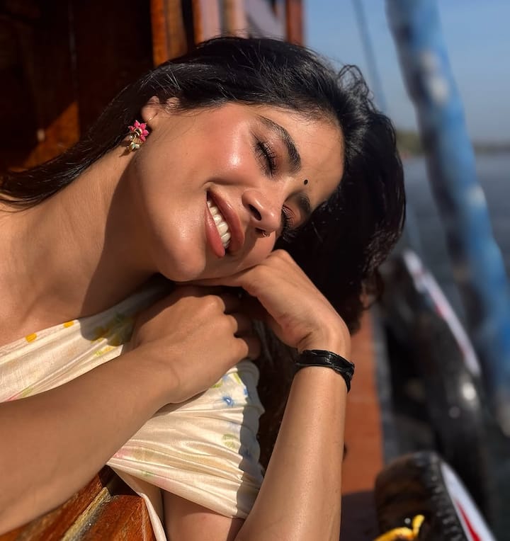 इन तस्वीरों में जाह्नवी कपूर बोट में बैठकर नदी की सैर करती दिखाई दी. तस्वीर में एक्ट्रेस के चेहरे पर पड़ रही धूप उनकी खूबसूरती और निखार रही है.