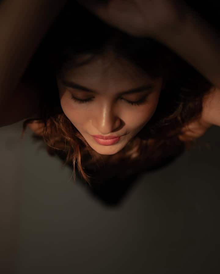 தன்னுடைய அழகால் ஒட்டு மொத்த ரசிகர்களையும் கவர்ந்த வாணி போஜன், இதை தொடர்ந்து. பின்னர் ஜீ தமிழில் ஒளிபரப்பான லட்சுமி வந்தாச்சு தொடரிலும் நடித்தார். சீரியலில் நடித்து கொண்டிருக்கும் போதே, ஓர் இரவு என்ற படம் மூலமா தமிழ் சினிமாவில் கால் பதித்தவர் நடிகை வாணி போஜன்.