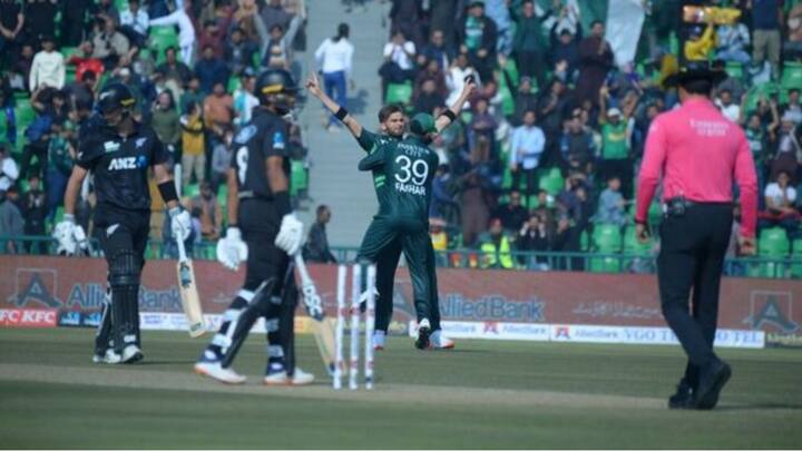 न्यूजीलैंड ने पहले बैटिंग करते हुए 330 रनों का विशाल स्कोर खड़ा किया. ग्लेन फिलिप्स ने तूफानी शतक लगाकर 106 रन की पारी खेली.