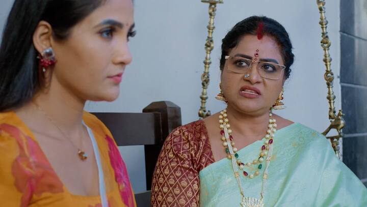 దీప శివన్నారయణ ఇంటి నుంచి వెళ్లి తర్వాత జ్యోత్స్న పాప ఆపరేషన్కి డబ్బు ఇచ్చింది ఎవరా అని తెగ ఆలోచిస్తుంది. ఇంట్లో వాళ్ల పేర్లు రాసి.. ఎవరు ఇచ్చి ఉంటారో అనుకుంటూ శ్రీధర్పై డౌట్ పడుతుంది. (Image Credit: Disney Plus Hotstar/ Star Maa)