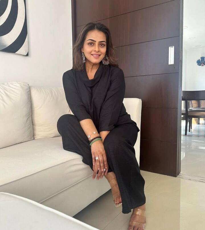 शिल्पा शिरोडकर 90 के दशक की पॉपुलर एक्ट्रेस रही हैं. जिन्होंने कई सुपरस्टार के साथ काम किया. लेकिन पिछले काफी वक्त से एक्ट्रेस बड़े पर्दे से गायब थी. वहीं सालों बाद एक्ट्रेस ‘बिग बॉस 18’ में नजर आई.