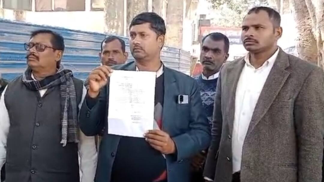 Azamgarh District Hospital Security Guards Assaulted attendant Call him Broker UP Police FIR ann अस्पताल में तीमारदार को दलाल बताकर सिक्योरिटी गार्ड्स ने पीटा, पुलिस ने दर्ज की FIR