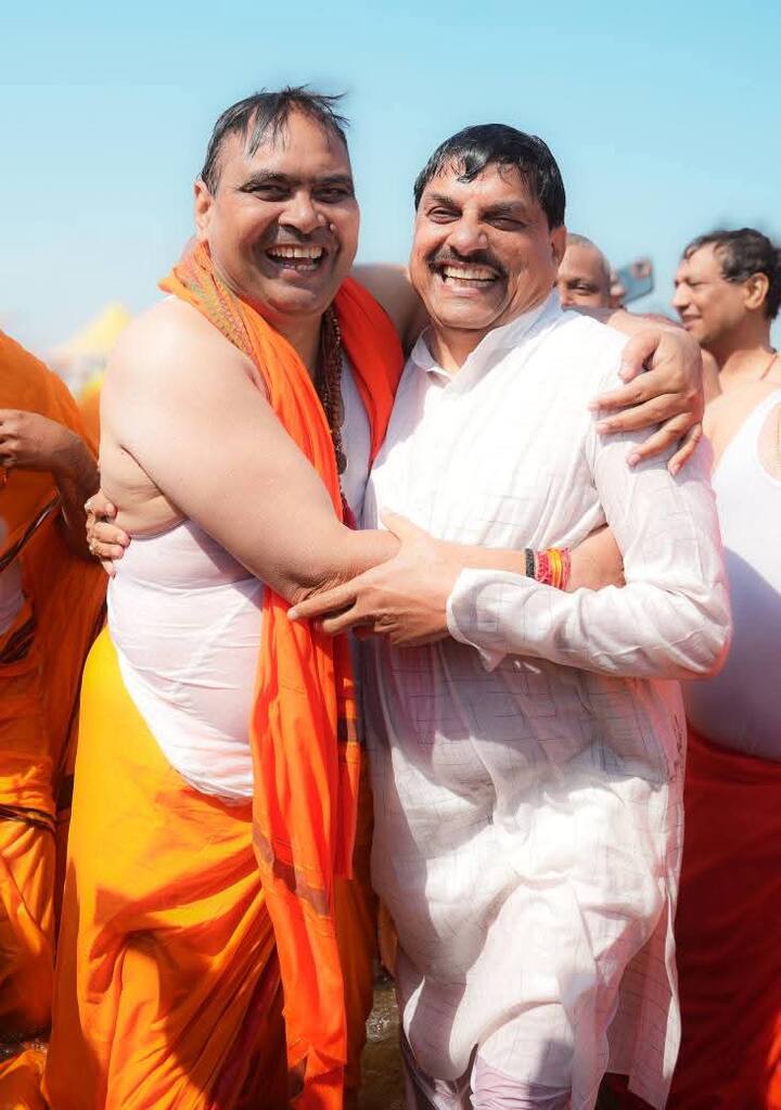 13 जनवरी से शुरू हुआ महाकुंभ मेला 26 फरवरी को समाप्त होगा. लोगों द्वारा संगम में डुबकी लगाने का सिलसिला लगातार जारी है.