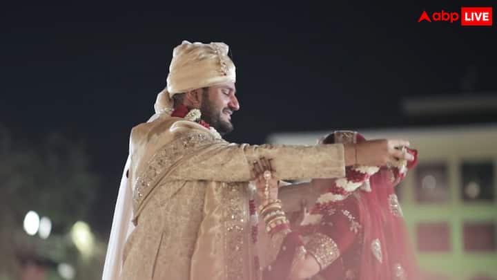 समारोह को यादगार बनाने के लिए फैशन डिजाइनर मनीष मल्होत्रा ने एनजीओ फैमिली ऑफ डिसेबल्ड (FOD) के साथ मिलकर जीत और दीवा दोनों के लिए कस्टम-मेड शॉल बनाए. एनजीओ ने हाथ से पेंट की हुई शादी की आवश्यक चीजें भी बनाईं, जिनमें कांच के बर्तन, प्लेट और अन्य सामान शामिल थे.