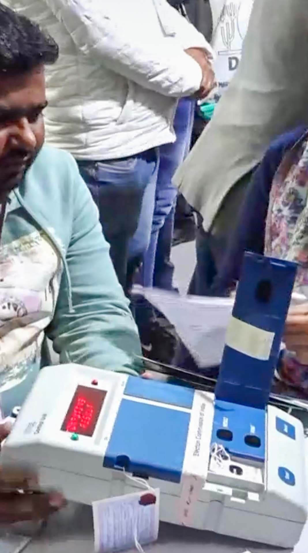 आज सुबह 8 बजे दिल्ली चुनाव में वोटों की गिनती शुरू हो गई है