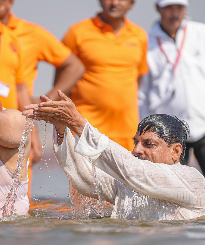 वहीं राजस्थान के मुख्यमंत्री भजन लाल शर्मा ने भी अपने परिवार के साथ महाकुंभ में डुबकी लगाई है. मुख्यमंत्री भजन लाल शर्मा ने संगम में स्नान के बाद कहा, “यह महाकुंभ हमारी संस्कृति और विरासत का प्रतीक है.