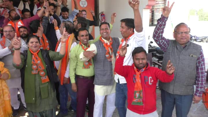 ईमानदारी का चोला पहनकर उन्होंने शीशमहल बनवाया. नतीजों से साबित हो गया कि दिल्ली की जनता का भरोसा बीजेपी पर है. जनता ने बीजेपी को समर्थन विकास के लिए दिया है.