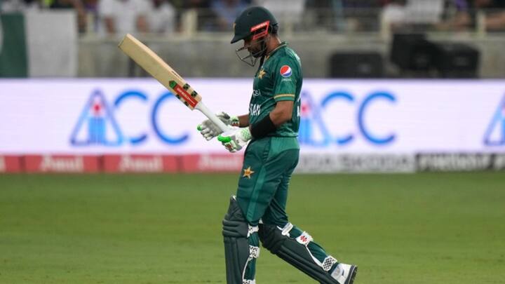 मगर जब पाकिस्तान 331 रनों के लक्ष्य का पीछा करने उतरा तो टीम के सबसे मेन बल्लेबाज, बाबर आजम ने पाक टीम की किरकिरी करवा दी है.